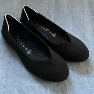 Rothy’s The Flat Black Round w/ Retired White Trim